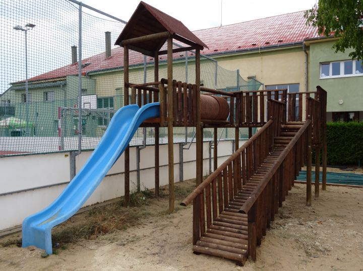 Dětské hřiště opravený herní prvek.